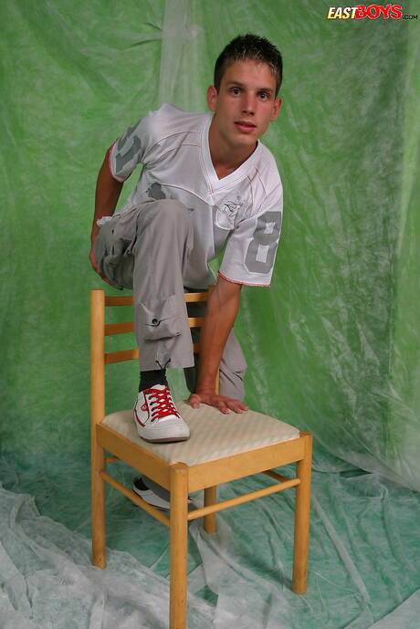 Der junge Filippo posiert nackt