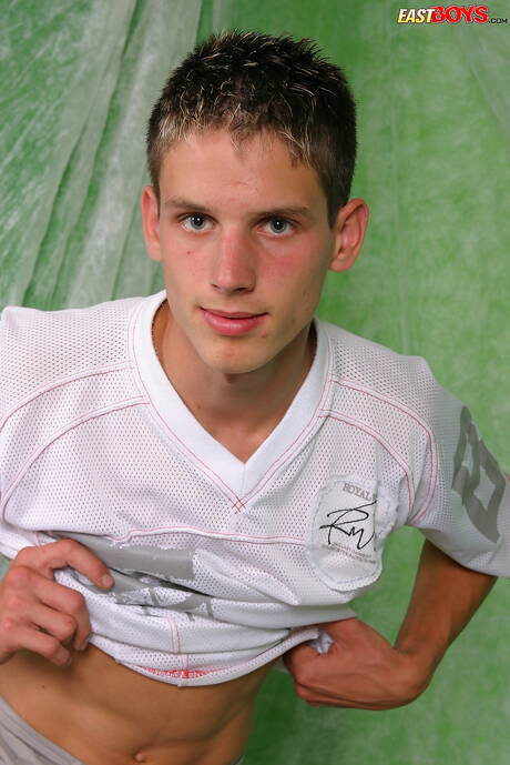 Der junge Filippo posiert nackt