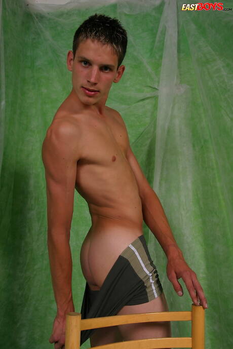 Der junge Filippo posiert nackt