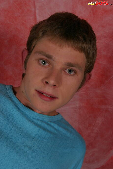 Schöner Junge Belo posiert nackt