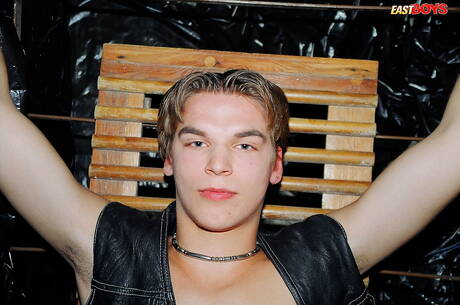 Le jeune garçon Bas dans une scène porno BDSM