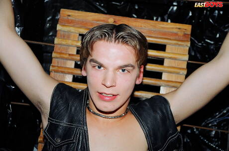 Le jeune garçon Bas dans une scène porno BDSM