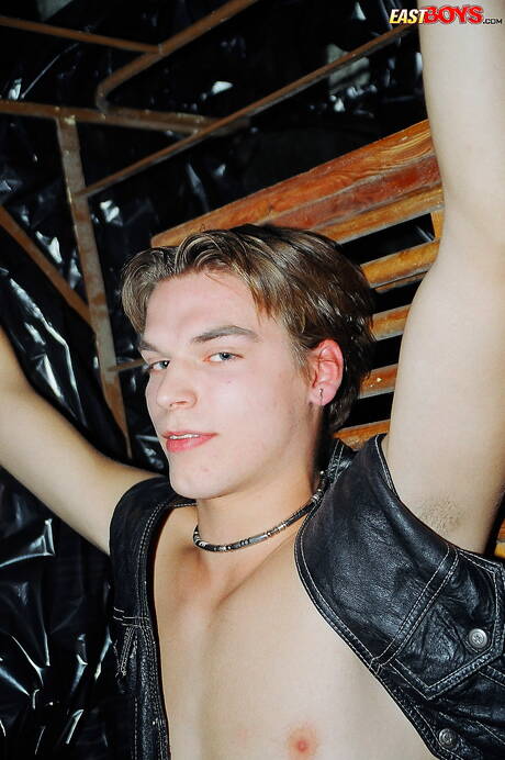 Le jeune garçon Bas dans une scène porno BDSM