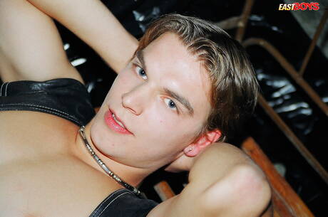 Le jeune garçon Bas dans une scène porno BDSM