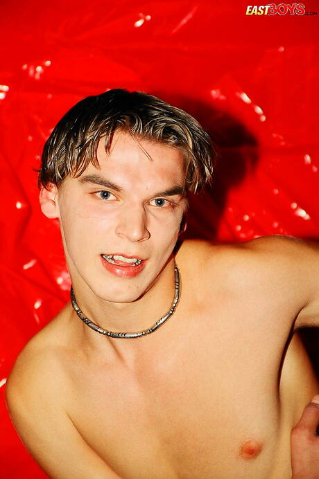 Le jeune mec Bas pose nu