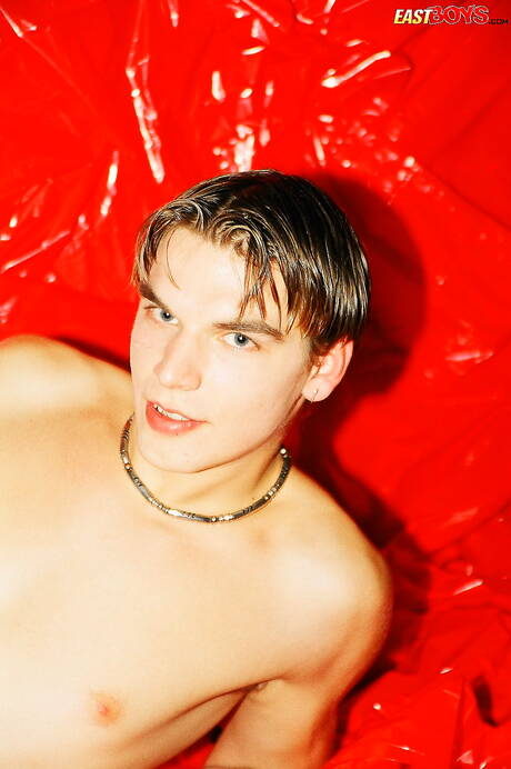 Le jeune mec Bas pose nu