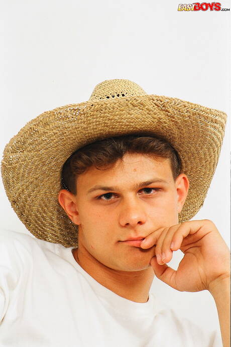 Bajgar ben costruito posa nudo e mostra il sedere stretto