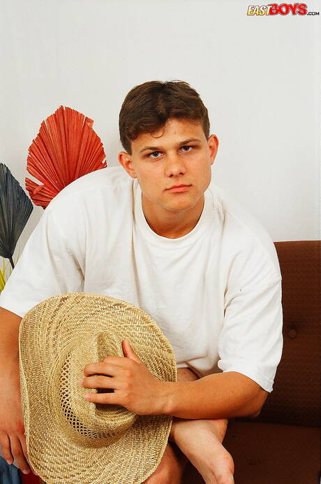 Bajgar ben costruito posa nudo e mostra il sedere stretto