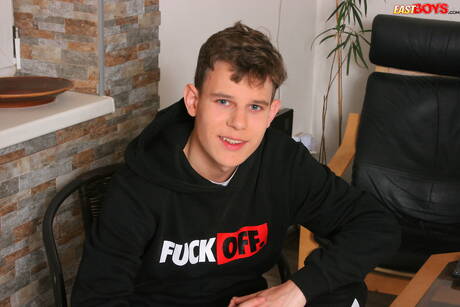 Der junge Thomas Jones posiert nackt und zeigt seinen heißen Hintern