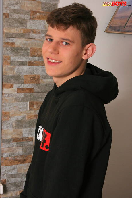 Der junge Thomas Jones posiert nackt und zeigt seinen heißen Hintern