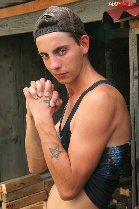 Hete twink Bobby Hawkins toont een perfect lichaam