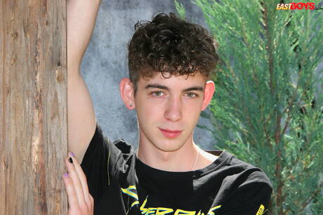 O jovem Daniel Bryant exibe um corpo perfeito por fora