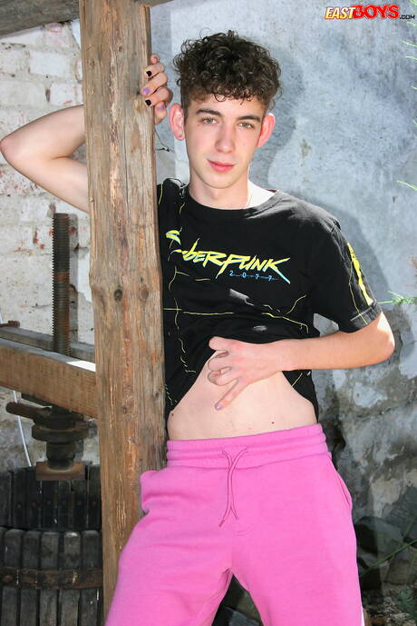 O jovem Daniel Bryant exibe um corpo perfeito por fora