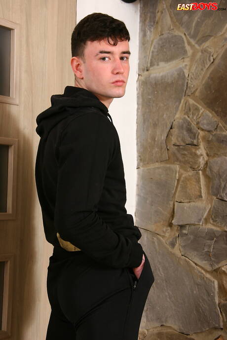 捷克身材魁梧的西蒙貝斯特展現完美身材