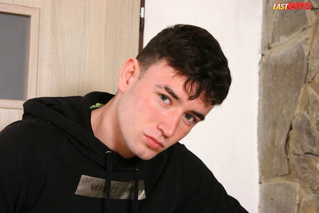 捷克身材魁梧的西蒙貝斯特展現完美身材