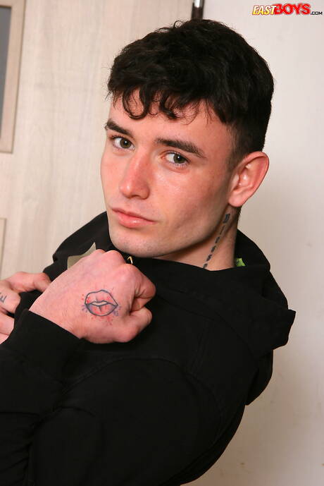 捷克身材魁梧的西蒙貝斯特展現完美身材