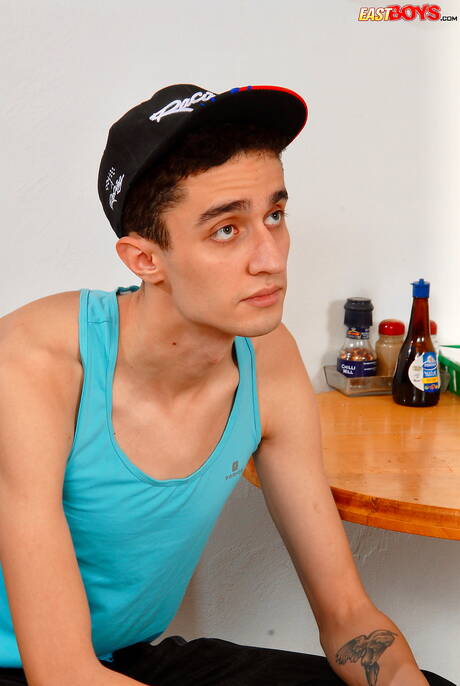 Der hübsche Weston Schmeler zeigt einen wunderschönen Körper