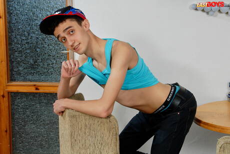 Der hübsche Weston Schmeler zeigt einen wunderschönen Körper