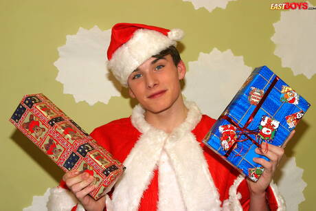 Twink Brian Radford posing naked and showing hot ass