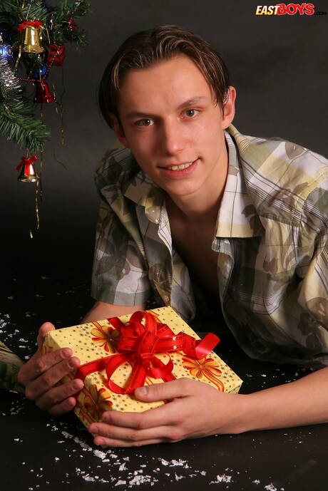 Hete twink Viktor Lang poseert naakt en laat zijn kont zien