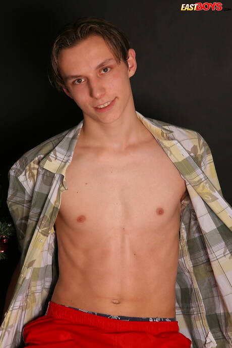 Hete twink Viktor Lang poseert naakt en laat zijn kont zien