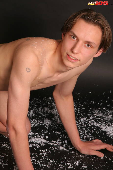 Hete twink Viktor Lang poseert naakt en laat zijn kont zien