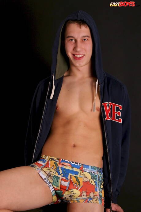 Ładny chłopak Blair Grant bawi się penisem