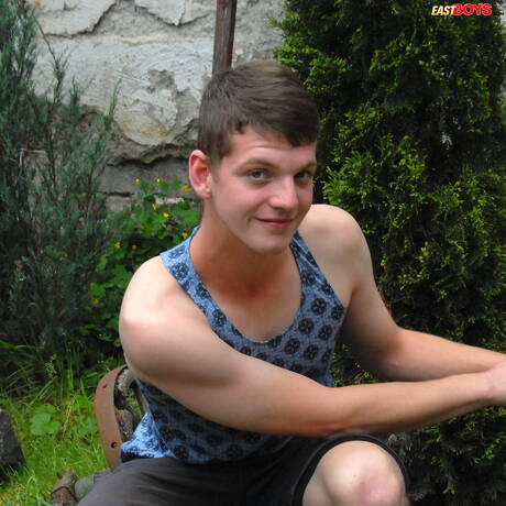 Der hübsche Kevin Striker zeigt draußen einen schönen Körper