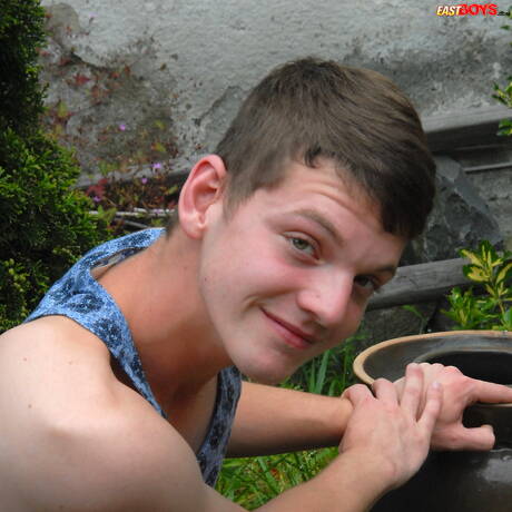 Der hübsche Kevin Striker zeigt draußen einen schönen Körper