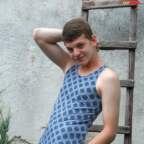 Der hübsche Kevin Striker zeigt draußen einen schönen Körper