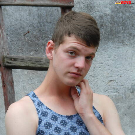 Der hübsche Kevin Striker zeigt draußen einen schönen Körper