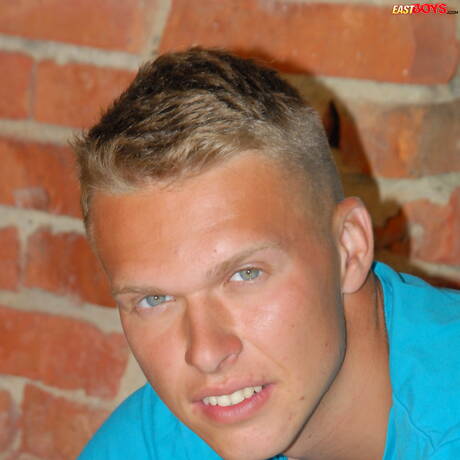 Der junge David Robinson posiert nackt