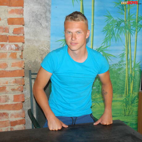 Der junge David Robinson posiert nackt