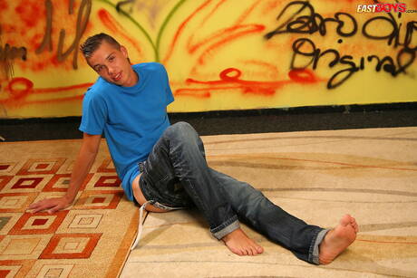 Der junge Tom Smith zieht sich aus und zeigt einen schönen Hintern