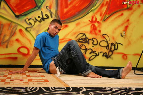 Der junge Tom Smith zieht sich aus und zeigt einen schönen Hintern