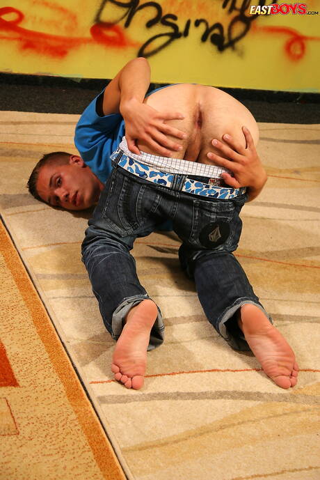 Der junge Tom Smith zieht sich aus und zeigt einen schönen Hintern