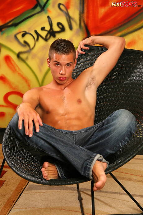 Der junge Tom Smith zieht sich aus und zeigt einen schönen Hintern