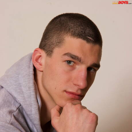 Il giovane John Sneed posa nudo