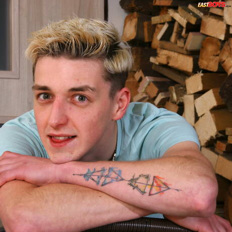 Le jeune Bryan Jones joue avec sa bite