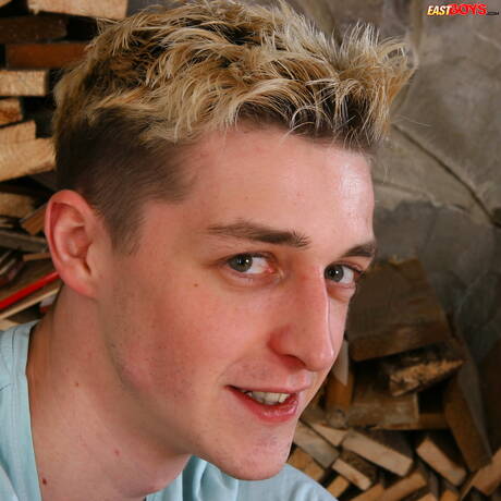 Le jeune Bryan Jones joue avec sa bite