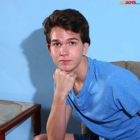 Der junge John Hunt zeigt einen perfekten Körper