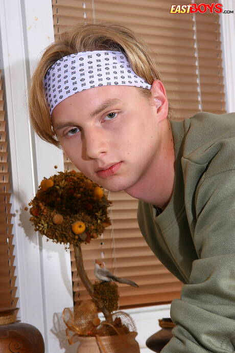 O lindo garoto Joseph Schneider exibe um corpo perfeito