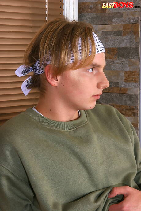 O lindo garoto Joseph Schneider exibe um corpo perfeito