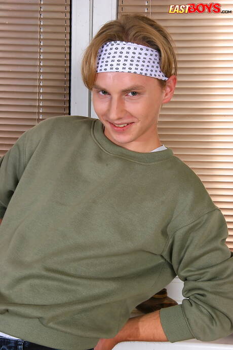 O lindo garoto Joseph Schneider exibe um corpo perfeito