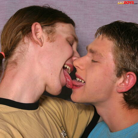 Der schöne Junge Belo liebt es, Schwänze zu lutschen