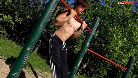 Der muskulöse Daniel Donovan zeigt außen einen starken Körper