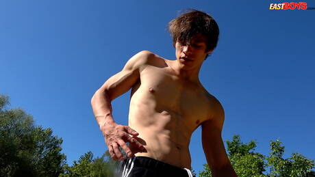 Der muskulöse Daniel Donovan zeigt außen einen starken Körper