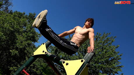 Der muskulöse Daniel Donovan zeigt außen einen starken Körper