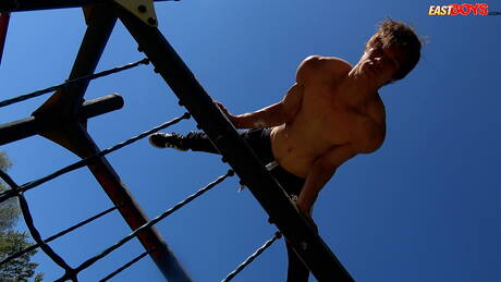 Der muskulöse Daniel Donovan zeigt außen einen starken Körper