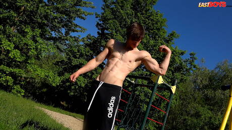 Der muskulöse Daniel Donovan zeigt außen einen starken Körper